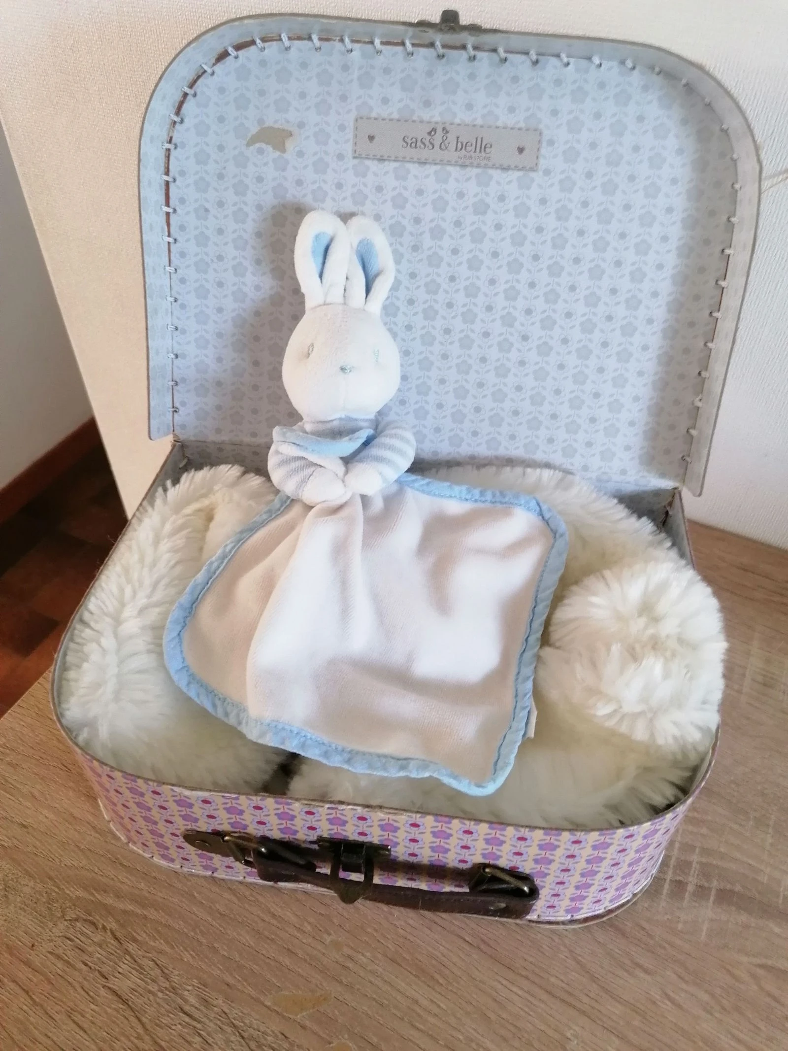 Doudou lapin tenant son mouchoir, blanc et bleu ciel klorane 